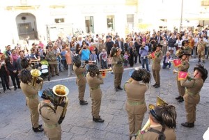 16 - La Fanfara dell'8° Reggimento si esibisce nella piazza di Capua