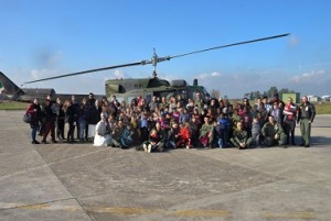 foto di gruppo davanti all'elicottero